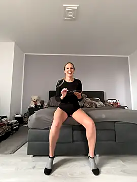 Snapshot of MaviePearl chatting on October 4, 2025, 9:29 am MaviePearl online show from October 4, 2025, 9:29 am