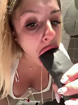 Snapshot of BritneyDimond chatting on December 13, 2024, 10:02 pm BritneyDimond online show from December 13, 2024, 10:02 pm