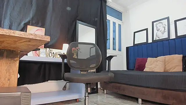 ElizabethBell  online show from February 14, 2026, 4:20 am