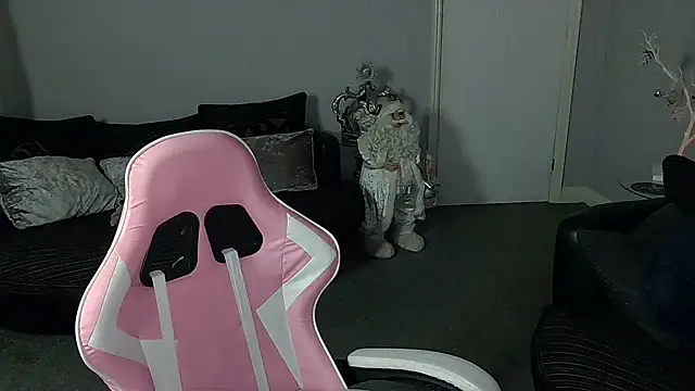 Red firesquirt online show from December 9, 2024, 2:39 pm