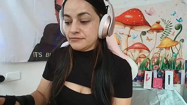 Snapshot of LovelyAzucena chatting on July 10, 2026, 2:19 pm LovelyAzucena online show from July 10, 2026, 2:19 pm