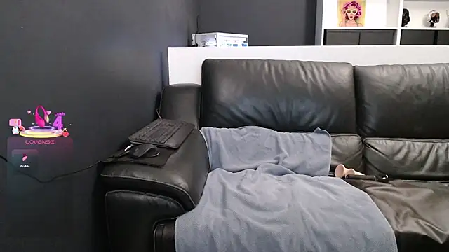 Lili-Bertine online show from February 4, 2026, 11:31 pm