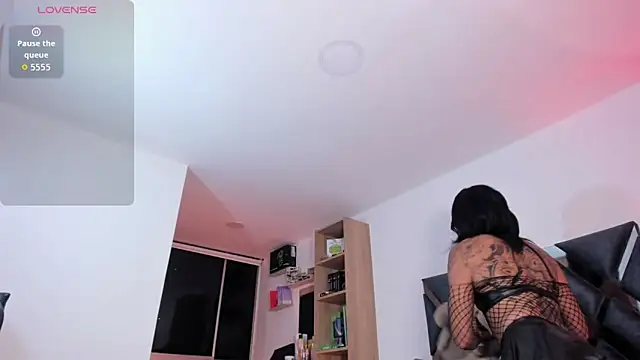 Nicolle alexandra online show from April 19, 2026, 10:25 am