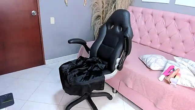 Snapshot of Anahi_falcon chatting on February 12, 2026, 12:44 pm Anahi falcon online show from February 12, 2026, 12:44 pm