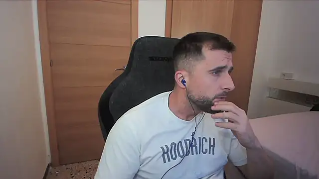 Snapshot of alex877x chatting on October 28, 2025, 10:45 pm alex877x online show from October 28, 2025, 10:45 pm