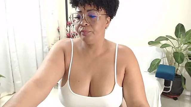 Snapshot of AmbarSofhia chatting on February 18, 2025, 11:30 pm AmbarSofhia online show from February 18, 2025, 11:30 pm