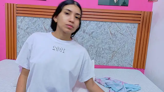 littlee emilyy  online show from March 5, 2026, 12:45 pm