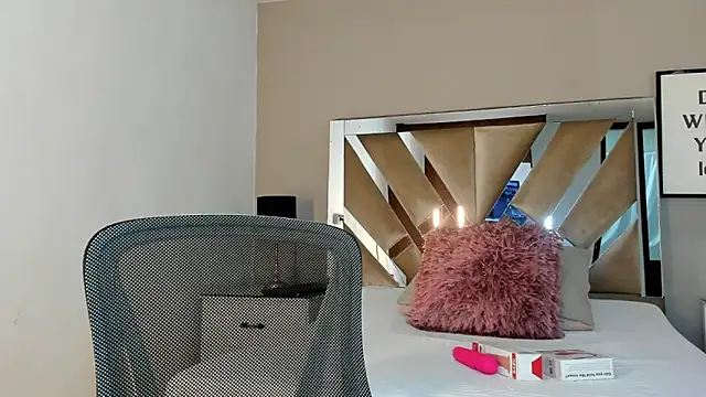 sharlott18 online show from December 26, 2024, 6:43 pm