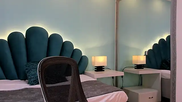 sharlott18 online show from October 13, 2025, 11:43 am