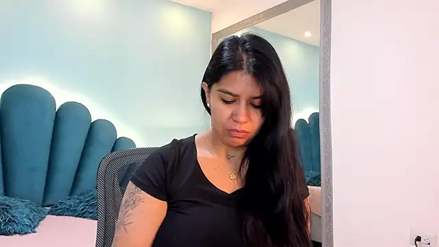 sharlott18 online show from November 22, 2025, 11:09 am