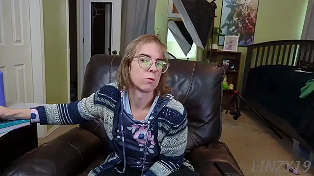 Snapshot of Linzy_19 chatting on January 8, 2025, 6:41 pm Linzy 19 online show from January 8, 2025, 6:41 pm