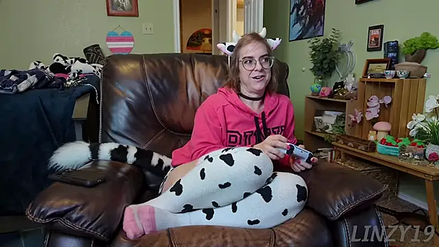 Snapshot of Linzy_19 chatting on January 28, 2025, 7:42 pm Linzy 19 online show from January 28, 2025, 7:42 pm