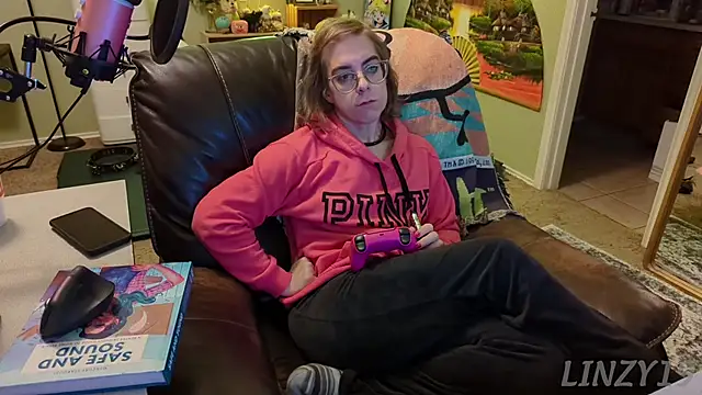 Snapshot of Linzy_19 chatting on February 3, 2025, 4:25 am Linzy 19 online show from February 3, 2025, 4:25 am