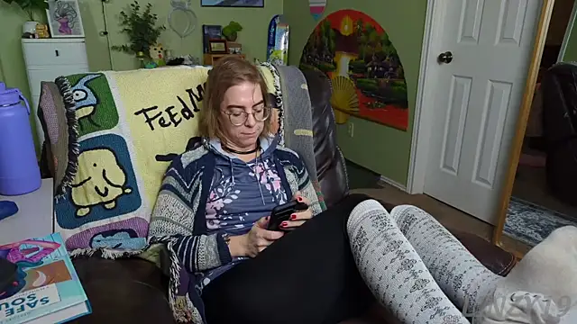 Snapshot of Linzy_19 chatting on February 4, 2025, 5:12 pm Linzy 19 online show from February 4, 2025, 5:12 pm