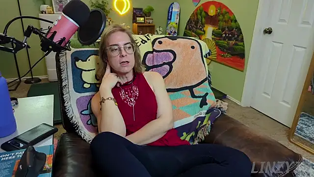 Snapshot of Linzy_19 chatting on February 5, 2025, 12:31 am Linzy 19 online show from February 5, 2025, 12:31 am