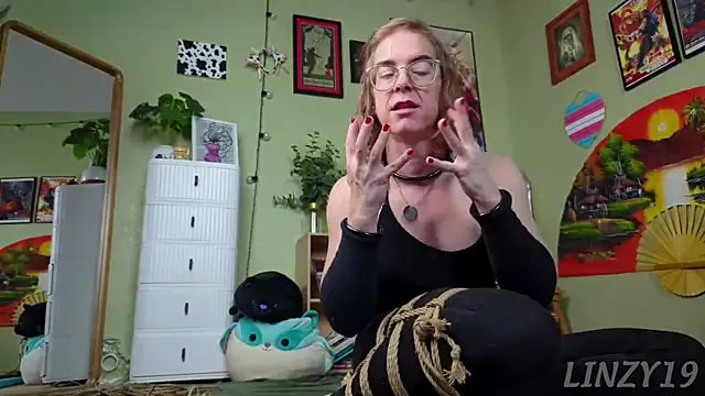 Snapshot of Linzy_19 chatting on February 21, 2025, 4:07 am Linzy 19 online show from February 21, 2025, 4:07 am