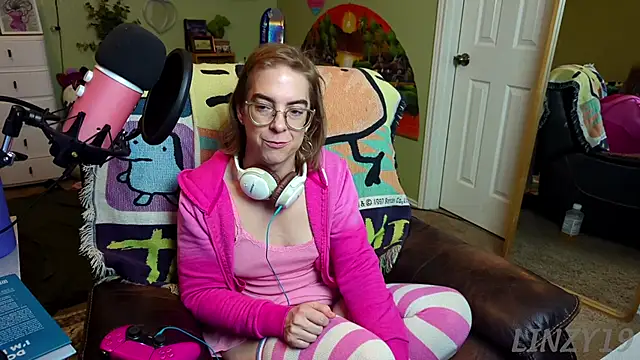 Snapshot of Linzy_19 chatting on March 3, 2025, 3:41 am Linzy 19 online show from March 3, 2025, 3:41 am