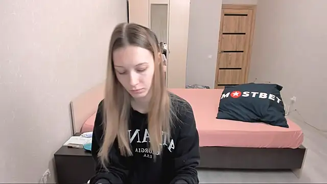 OliviaLukas online show from December 18, 2024, 5:42 pm