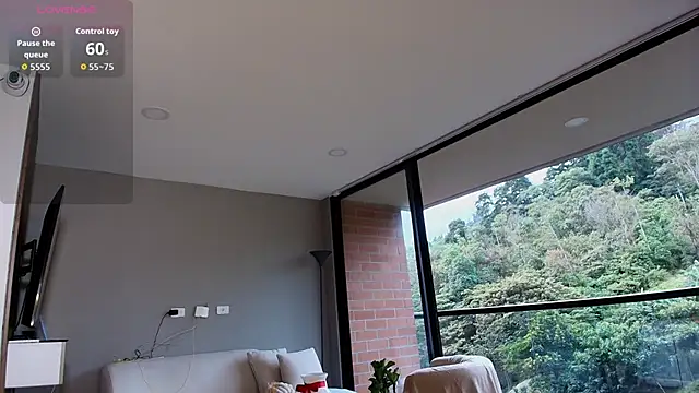 Helenbronwx online show from November 25, 2025, 10:10 pm