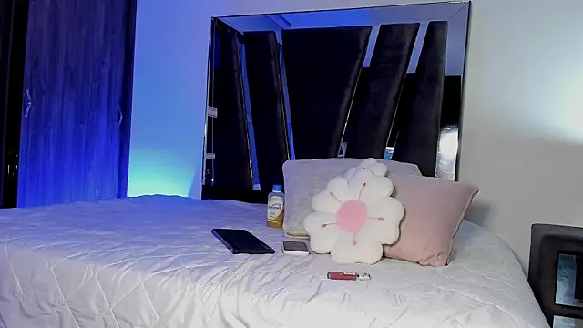 HollyEvanz online show from June 7, 2026, 2:37 am