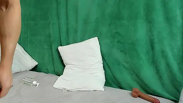 Snapshot of Georgearmwrestler chatting on January 8, 2025, 4:33 pm Georgearmwrestler online show from January 8, 2025, 4:33 pm