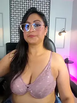 Snapshot of Amber_gold_ chatting on April 22, 2026, 11:39 pm Amber gold online show from April 22, 2026, 11:39 pm