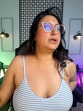 Snapshot of Amber_gold_ chatting on April 29, 2026, 3:43 am Amber gold online show from April 29, 2026, 3:43 am