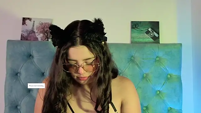 Paola Lyon  online show from September 12, 2025, 6:52 pm