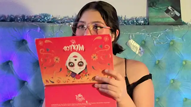 Paola Lyon  online show from January 12, 2026, 12:43 pm