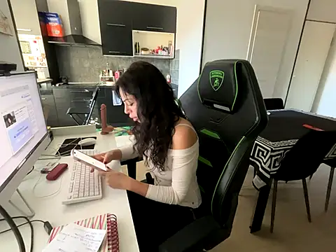 Chloe Ricci online show from November 10, 2025, 8:02 am