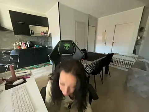 Chloe Ricci online show from November 12, 2025, 7:53 am