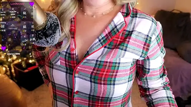 Snapshot of lovejulietxo chatting on December 28, 2024, 12:13 pm lovejulietxo online show from December 28, 2024, 12:13 pm