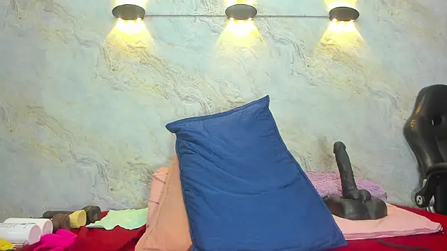 jones maddy  online show from February 12, 2025, 12:01 pm