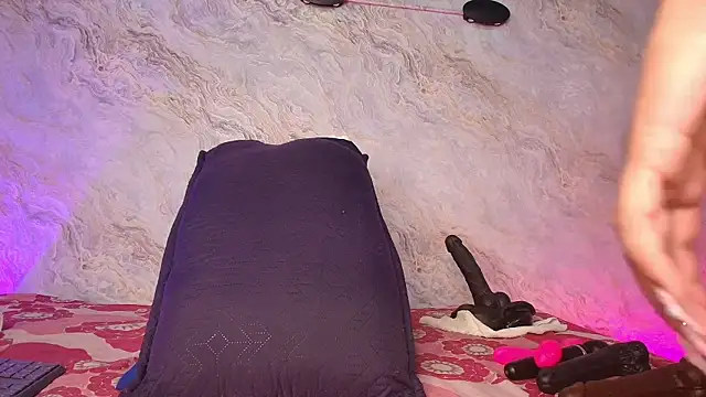 jones maddy  online show from September 13, 2025, 12:05 pm