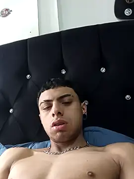 Snapshot of Mollly_n_david chatting on October 24, 2025, 4:36 pm Mollly n david online show from October 24, 2025, 4:36 pm