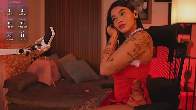 HannahW  online show from December 7, 2024, 10:39 pm