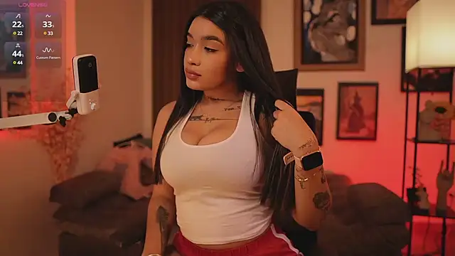 HannahW  online show from December 8, 2024, 3:24 pm