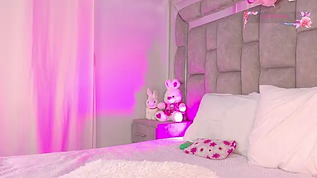 smiling  girl2 online show from January 13, 2026, 5:18 pm