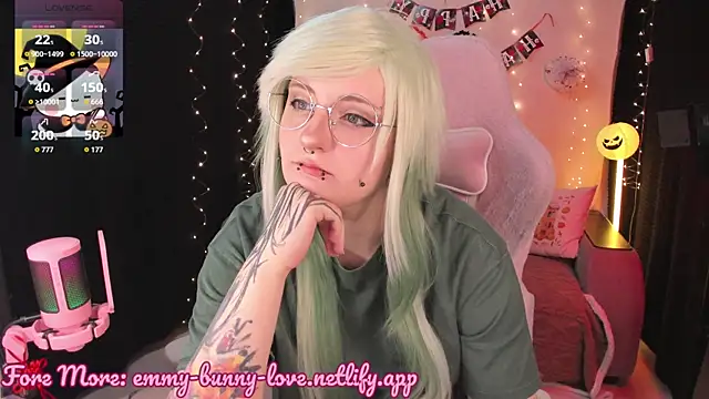 Snapshot of EmmyBunny chatting on October 31, 2025, 10:38 am EmmyBunny online show from October 31, 2025, 10:38 am