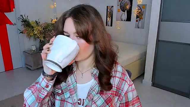 MiracleCurly online show from March 15, 2025, 10:03 am