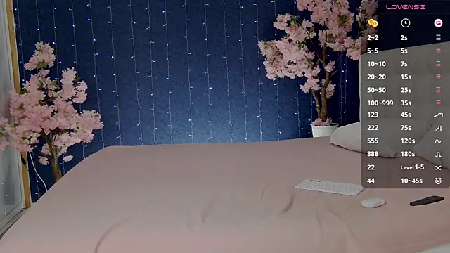 -Mirror-Girl- online show from October 24, 2025, 4:25 pm