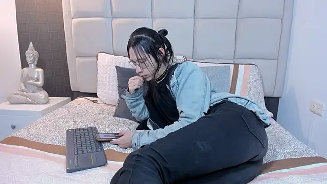 Hecatee 77 online show from February 8, 2025, 7:27 pm