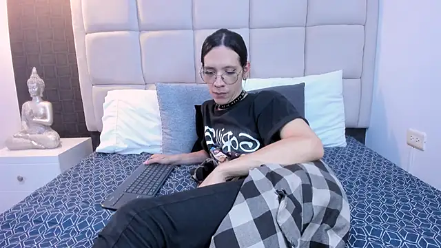 Hecatee 77 online show from February 21, 2025, 8:05 pm