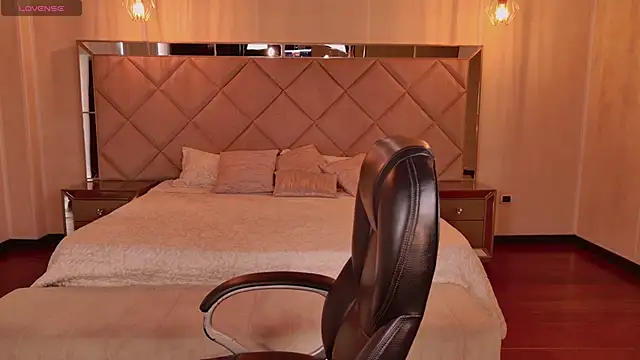 LisaMonroe  online show from September 8, 2025, 8:19 pm