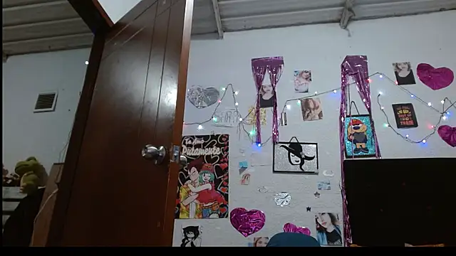 Snapshot of Saray_extrovert_ chatting on February 13, 2025, 4:11 am Saray extrovert online show from February 13, 2025, 4:11 am