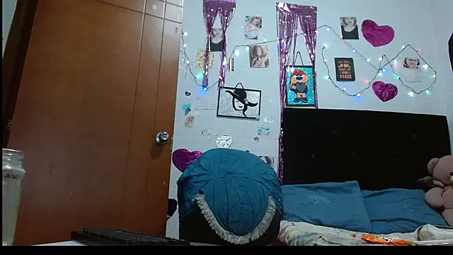 Snapshot of Saray_extrovert_ chatting on February 18, 2025, 9:43 am Saray extrovert online show from February 18, 2025, 9:43 am