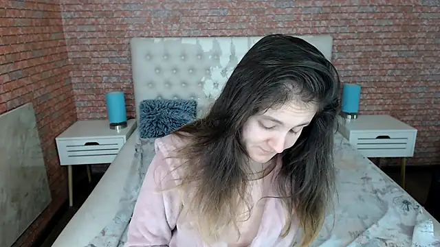 Holliy Cooper online show from November 3, 2025, 7:09 am