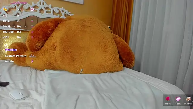 GoldenCaroline online show from October 7, 2025, 12:24 pm