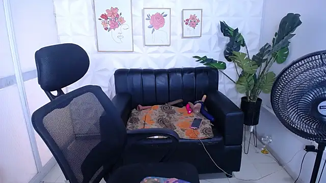 Valentinaa mature online show from March 19, 2026, 7:40 pm