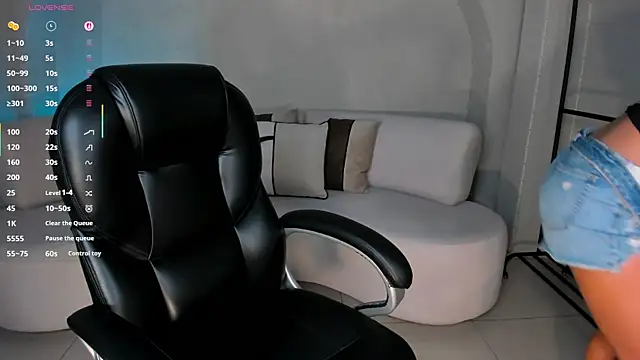 LizzHamilton   online show from November 4, 2025, 9:03 pm